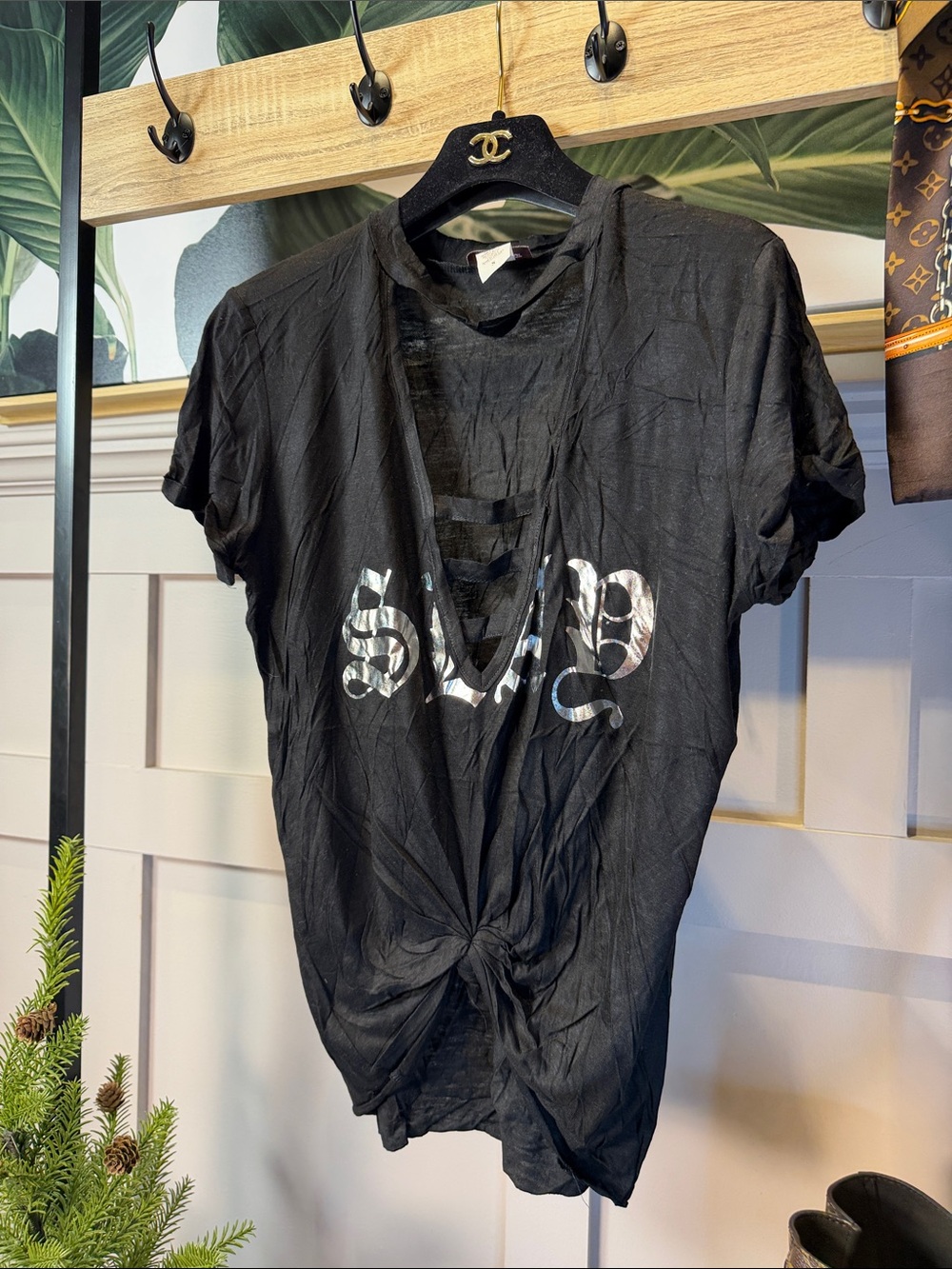 Black woman Graphic Knot Front Shirt S